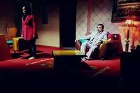 رقص کاغذ پاره ها روی صحنه/ یک نمایش بدون صدای زن و مرد