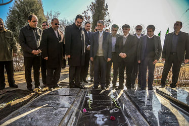 گل‌باران قطعه هنرمندان توسط وزیر ارشاد و معاون هنری وزارت ارشاد