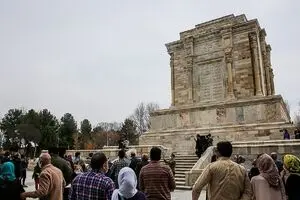 همخوانی سرود ای ایران در آرامگاه فردوسی / فیلم