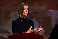 سخنرانی تند نویسنده "ملت عشق" / نویسندگان نمی‌توانند ژست غیرسیاسی بودن بگیرند