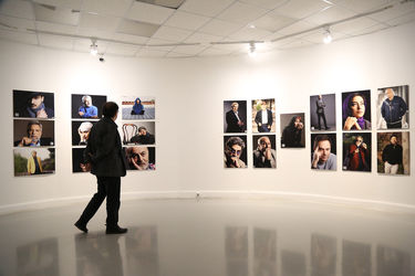 نمایشگاه عکس‌های مجید جوانی با عنوان «چهره‌های نمایش ایران»