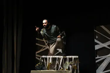 نمایش "سنگر دوست داشتنی" در تالار ناصرخسرو