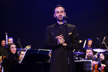 کنسرت "عاشقانه‌های ناصر چشم‌آذر" در سالن همایش‌های برج میلاد