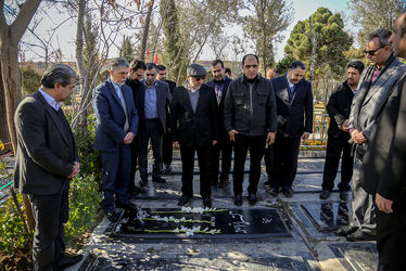 گل‌باران قطعه هنرمندان توسط وزیر ارشاد و معاون هنری وزارت ارشاد