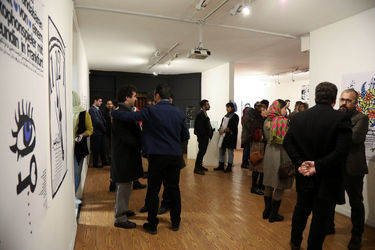 نمایشگاه پوستر آرش تنهایی با نام علیه فراموشی در گالری دنا 