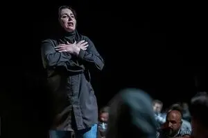 ویدئو: اجرای ژاله صامتی در تئاتر/ هیچ کجای دنیا مثل اینجا زن و مردی نداره