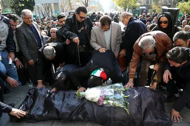 تشییع پیکر احمدرضا دالوند در خانه هنرمندان