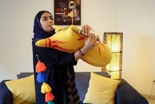 ویدئو: لیانا شریفیان؛ دختر نوازنده‌ای که به خوبی پدرش ساز می‌زند 