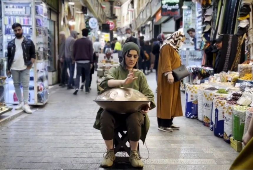 ویدئو: نوازندگی ندا آصف در بازار تجریش تهران