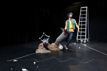 نمایش " در انتظار گودو " در سالن قشقایی تئاترشهر