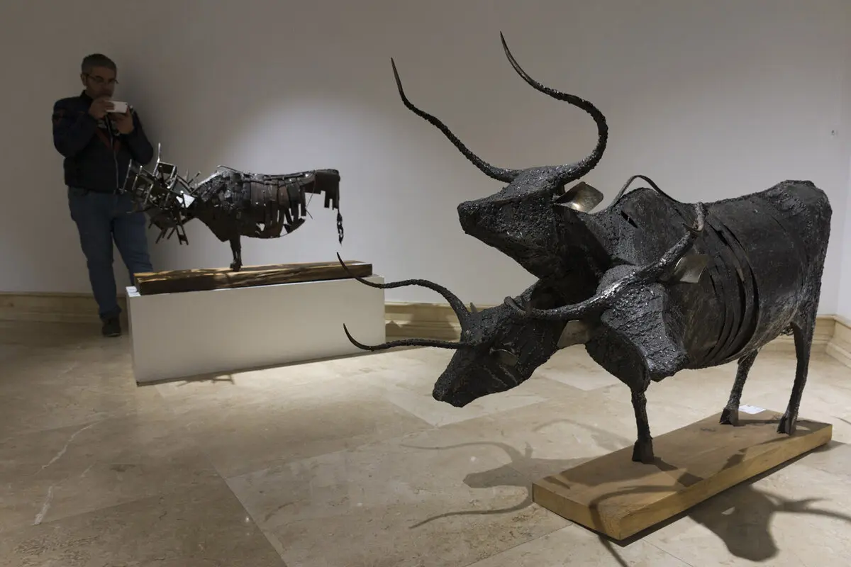 Aref Roudbari Exhibits Sculptures in Cama Gallery