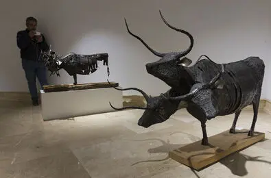 Aref Roudbari Exhibits Sculptures in Cama Gallery