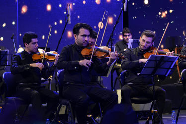 کنسرت "عاشقانه‌های ناصر چشم‌آذر" در سالن همایش‌های برج میلاد