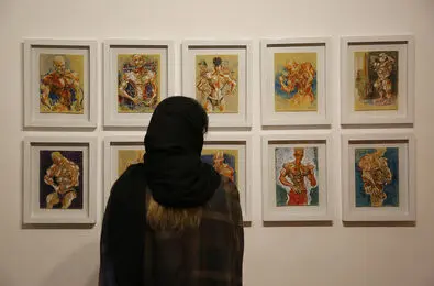 ببینید: مسابقات جنون‌آمیز زیبایی اندام در یک گالری شهر تهران 