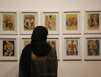 ببینید: مسابقات جنون‌آمیز زیبایی اندام در یک گالری شهر تهران 