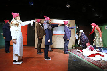 نمایش "عقل صورتی یا مدادی که فقط مشق نمی‌نوشت"