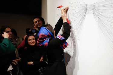 خلق اثر توسط بزرگمهر حسین‌پور در حمایت از کودکان بدسرپرست در گالری آس