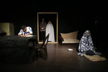 نمایش "بی‌سرپرست" در تماشاخانه مهرگان