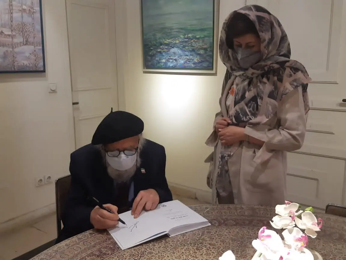 دستخط حسین محجوبی برای ایران درودی / عکس