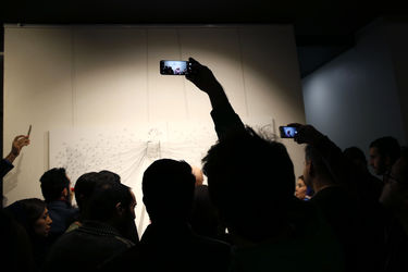 خلق اثر توسط بزرگمهر حسین‌پور در حمایت از کودکان بدسرپرست در گالری آس