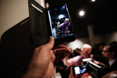 خلق اثر توسط بزرگمهر حسین‌پور در حمایت از کودکان بدسرپرست در گالری آس