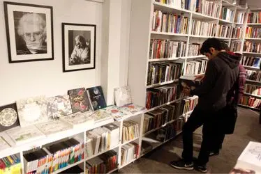 كتابگردي اهالي فرهنگ و هنر در شهركتاب فرشته