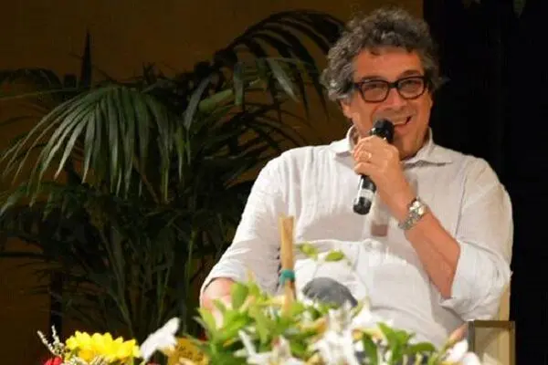 نویسنده‌ای که جایزه‌اش را از روی بالکن گرفت و به خانه برد