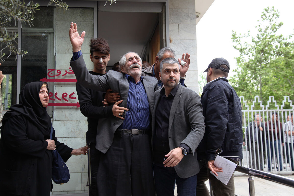 تشییع پیکر عارف لرستانی از مقابل تالار وحدت