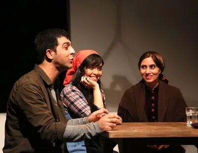 عکس هایی از نمایشی که حمید سمندریان مترجمش بوده ببینید