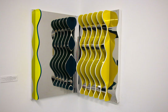 نمایشگاه نقش برجسته‌های هندسی محسن وزیری مقدم  در گالری اعتماد