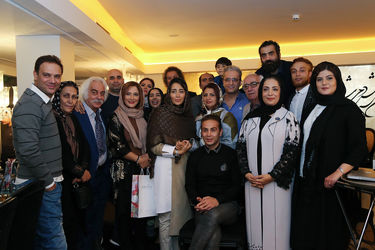 فرش فیروزه‌ای نمایش "مرد بالشی" در مرکز خرید تندیس