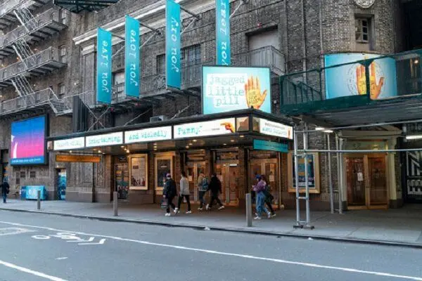 بازگشایی مهمترین تئاتر جهان در هاله‌ای از ابهام