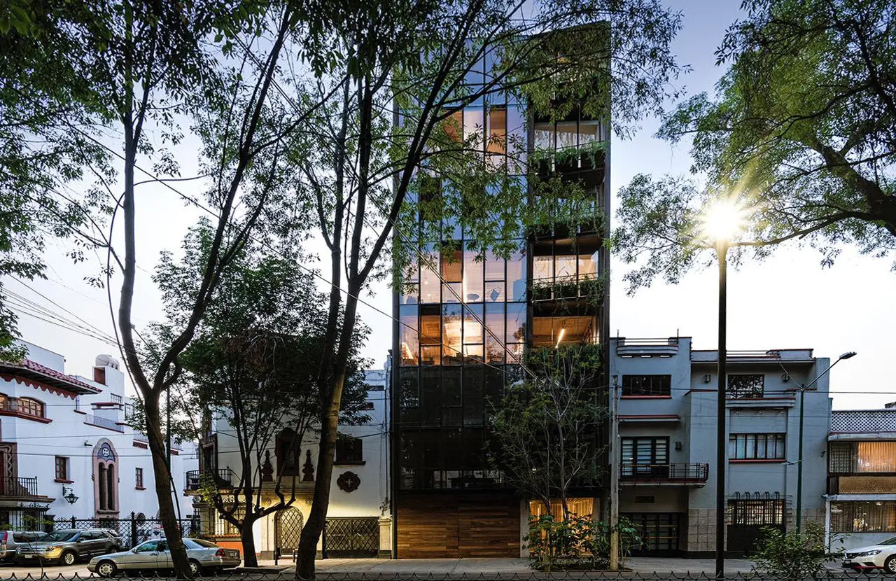 ببینید: ساختمانی که با نمای شیشه‌ای‌اش می‌درخشد