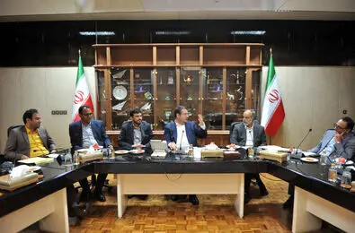 ببینید: نشست هم‌اندیشی هنرمندان با وزیر صنعت، معدن و تجارت/ تشکیل یک کمیته و درد دل های هنرمنذان