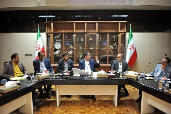 ببینید: نشست هم‌اندیشی هنرمندان با وزیر صنعت، معدن و تجارت/ تشکیل یک کمیته و درد دل های هنرمنذان