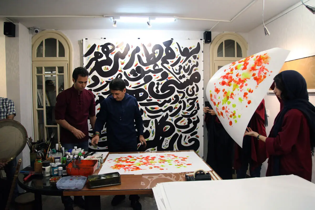 پرفورمنس کالیگرافی مهدی حاجی محمدی فریمانی در گالری ترانه باران