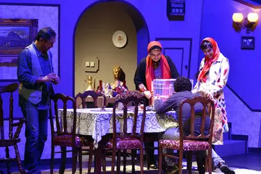 نمایش "آهسته با گل سرخ" در تماشاخانه سنگلج