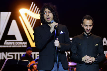 کنسرت "عاشقانه‌های ناصر چشم‌آذر" در سالن همایش‌های برج میلاد