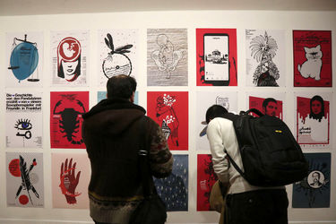 نمایشگاه پوستر آرش تنهایی با نام علیه فراموشی در گالری دنا 