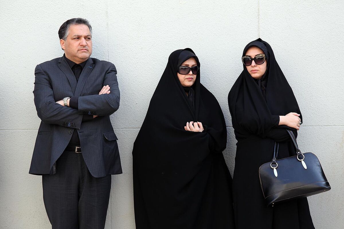 تشییع پیکر علی معلم از مقابل خانه سینما