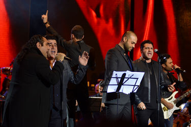 کنسرت "عاشقانه‌های ناصر چشم‌آذر" در سالن همایش‌های برج میلاد