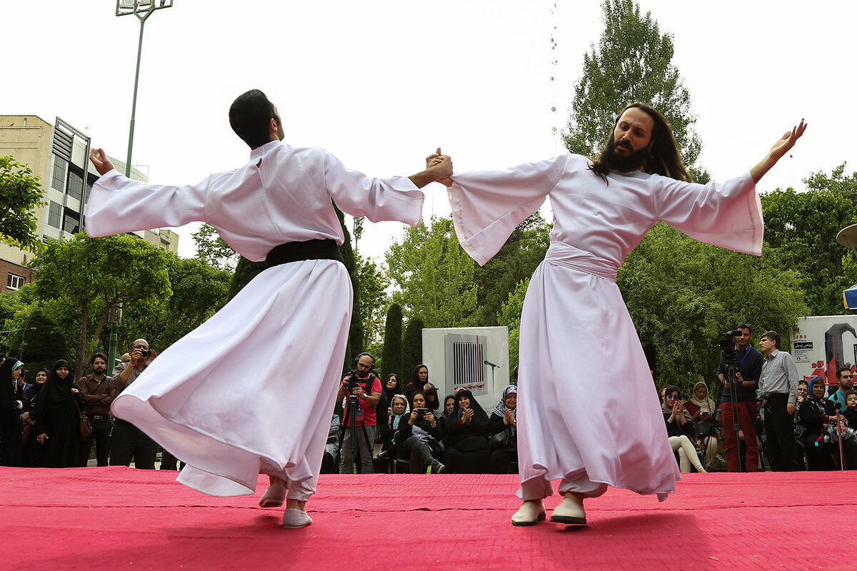 گزارش تصویری ایران‌آرت از دورهمی تئاتری‌ها در حیاط خانه هنرمندان