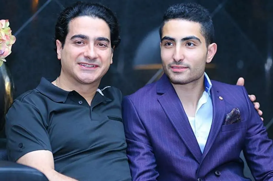 وقتی پسر کوچک شجریان به جای همایون روی صحنه حاضر شد / عکس