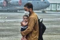 عکس پدر افغان و فرزندش دنیا را تکان داد/ در پناه آغوشی بی‌پناه