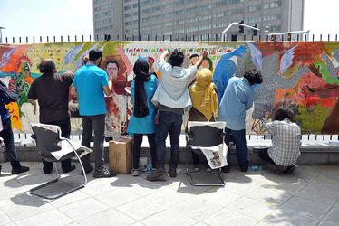 نقاشی گروهی صلح توسط جمعی از هنرمندان در موزه استاد صنعتی