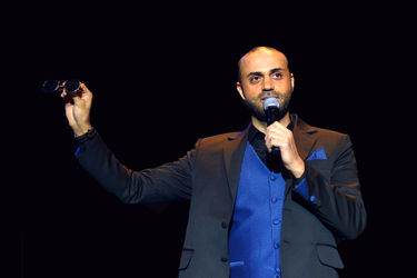 کنسرت "عاشقانه‌های ناصر چشم‌آذر" در سالن همایش‌های برج میلاد