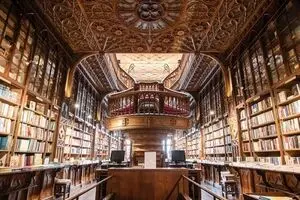معماری خاص یک کتابفروشی قرن نوزدهمی / اینجا پاتوق خالق هری پاتر است