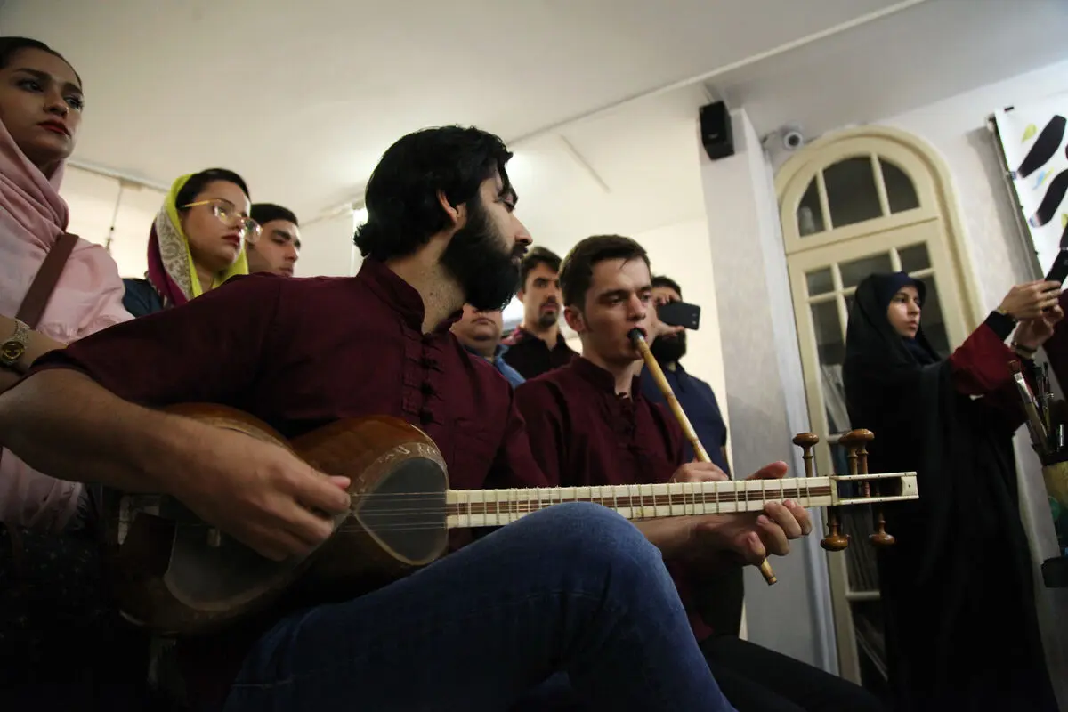 پرفورمنس کالیگرافی مهدی حاجی محمدی فریمانی در گالری ترانه باران