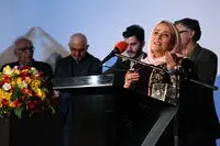 محمد رضا عرب خزائلی برنده 30 میلیونی نخستین جایزه هنر معاصر ویستا/ تقدیر از یک عمر فعالیت هنری کامبیز درم بخش