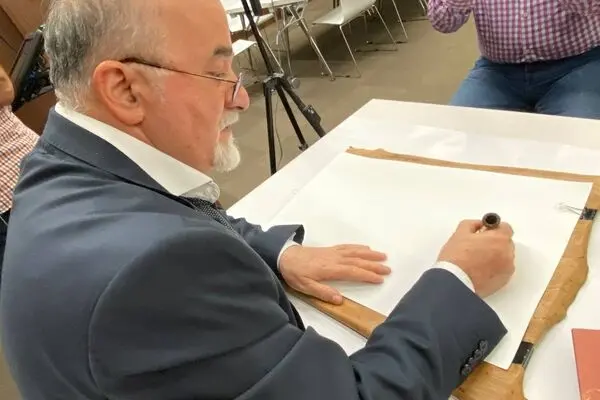 Esrafil Shirchi's workshop at the Etihad Museum in the first Dubai Calligraphy Biennale